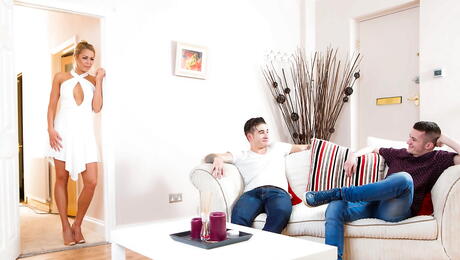 Very attractive hungarian wife Christen Courtney in skirt experiences double penetration 