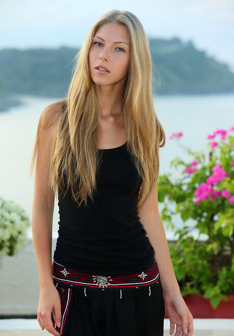 Sexy blond teen Anjelica makes some foot fetish action outdoor